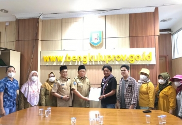 Gubernur Bengkulu Rohidin Mersyah melalui Plh. Sekda Pemprov Bengkulu Fachriza, menerima perwakilan Masyarakat Pasar Seluma dan Walhi Bengkulu di Ruang Media Center Pemprov Bengkulu