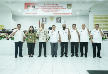 Foto Bersama Asisten Perekonomian dan Pembangunan Bersama Stakeholder Usai Pembukaan Rakor TPKAD Tahun 2022 (Foto : Diskominfo Asahan)