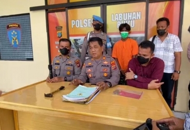 Kapolsek Labuhan Ruku AKP Fery Khusnadi saat memberikan keterangan Konferensi Pers (foto : ist)