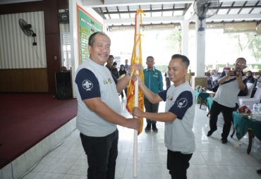 Wakil Bupati Asahan menyerahkan Bendera Kontingen Kwarcab Asahan kepada Pimpinan Kontingen Jambore Daerah Sumatera Utara