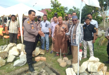 AKP Fery Khusnadi meletakan batu pertama musholla Polsek Labuhan Ruku (Zfn/ist)