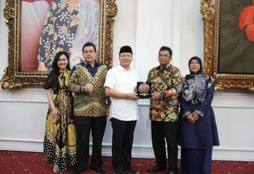 Gubernur Rohidin Bertukar Cinderamata Bersama Delegasi Malaysia (Foto : MC Pemprov Bengkulu)