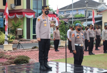 Kapolres Batu Bara AKBP Jose DC Fernandes saat memimpin apel pagi.(foto/ist)
