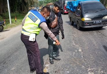 Personel Satlantas Polres Batu Bara saat melakukan cek di lokasi kecelakaan (foto/ist)