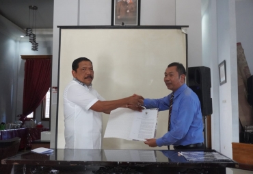 Bupati Serahkan SK Pengangkatan Direktur Umum PDAM Tirta Ratu Samban ( foto : MC BU ) 