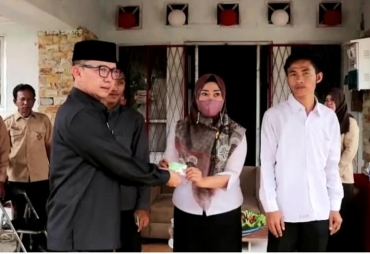 Plt Kepala Dinas Kominfo, Persandian dan Statistik Seluma Serahkan BPJS  Ketenagakerjaan Pegawai Non ASN ( Foto : MC Seluma  )