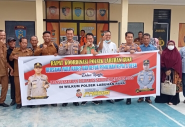 Kapolsek Labuhan Ruku foto bersama dengan panitia Pilkades usai rapat koordinasi (foto/istimewa)