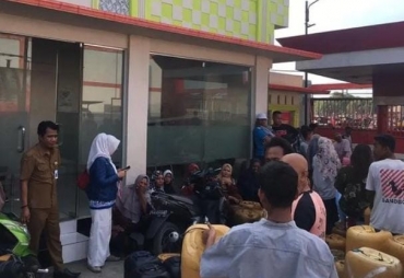 Azmi Annel Kepala Bidang Pemanfaatan dan Pengendalian Sumber Daya Perikanan (P2SP) melihat penyaluran BBM Solar di Tanjung Tiram (foto: Zulfauzan)