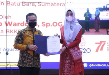 Maya Zahir Terima Penghargaan Manggala Karya Kencana dari BKKBN RI