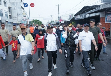 Meriahkan HUT RI Bupati Lepas Gerak Jalan Santai