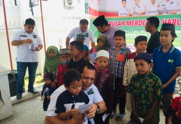 Pembina KSJ Batu Bara saat memberikan santunan kepada puluhan anak yatim (foto/Zulfauzan)