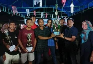 Uteh Kamel saat memberikan piala kepada team Dusun I (foto: istimewa)