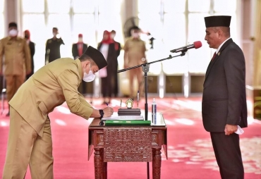 Gubsu Lantik Zulkifli Sebagai Sekretaris DPRDSU