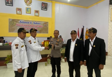 Pengurus Pokdar Air Putih memberikan plakat penghargaan kepada Plt Kapolsek Indrapura (foto: istimewa)