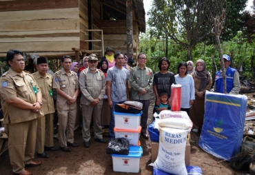 Bupati Kepahiang Berikan Bantuan Kepada Korban Kebakaran  ( Foto : MC Kepahiang ) 