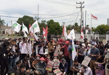 Kesatuan Aksi Mahasiswa Muslim Indonesia (KAMMI) Daerah Kota Bengkulu menggelar aksi unjuk rasa menolak kenaikan harga bahan bakar minyak (BBM)