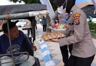 Kapolresta DS Bagikan Sembako Kepada Masyarakat Terdampak Kenaikan Harga BBM