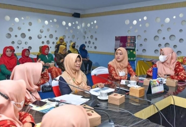 Ketua DPW Batu Bara Maya Indriasari berdikusi dengan DWP Bintan(foto/HumaskominfoBB)