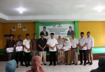 Gubernur Bengkulu Rohidin Mersyah pada Pendistribusian Zakat Untuk Program Ekonomi Produktif, Peduli Dhu'afa, Kesehatan dan Lain lain
