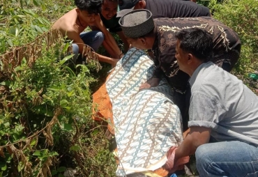 Mayat TO (82) warga Desa Kuala Tanjung ditemukan warga di lokasi pembuangan sampah (foto: HumasPolresBB)