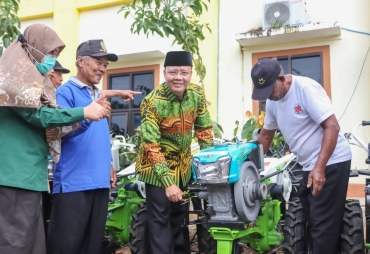 Gubernur Rohidin Serahkan Alsintan Gratis untuk Petani Kota Bengkulu dan Benteng