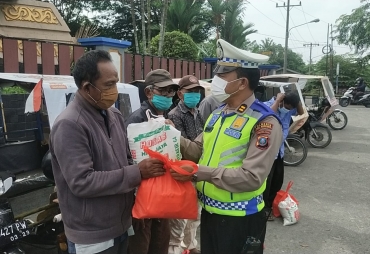 Polresta Deli Serdang Bagikan Bansos Kepada Masyarakat