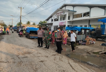 Kapolsek Medang Derasa AKP Mhd Syafii bersama personil Koramil 01 MD melaksanakan patroli di pasar Medang Deras (foto/ istimewa)