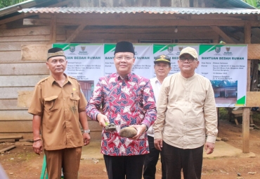 Gubernur Rohidin Letakan Batu Pertama Bedah Rumah