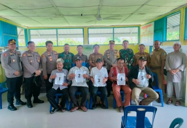 Kapolres Batu Bara AKBP Jose DC Fernandes saat menghadiri pencabutan nomor di Desa Indrayaman, Talawi.(foto: istimewa).