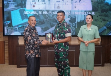 Bupati Asahan Serahkan Plakat Kepada Danrem 022/Pantai Timur