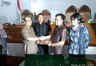 Penyerahan catatan strategis oleh Ketua DPRD Seluma, Husni Thamrin, kepada Bupati Seluma, Bundra Jaya