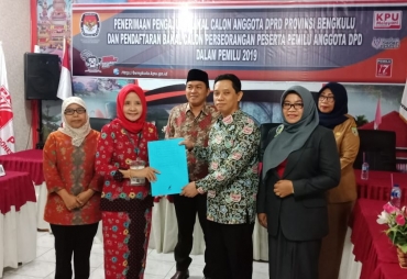 Ita Jamil Mendaftarkan Diri Ke KPU