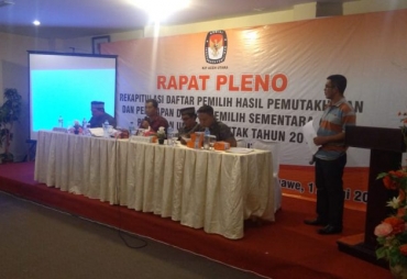 Ketua KIP Aceh Utara Jufri Sulaiman, S.Sos, MAP, Terlihat sedang Memimpin Rapat Pleno