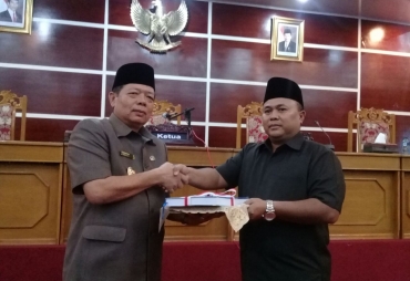 Pj Wali Kota Bengkulu Budiman menyerahkan LKPJ Ke Wakil ketua DPRD 