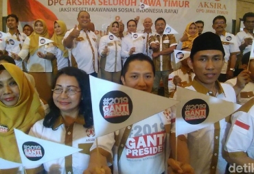 Puluhan orang yang tergabung dalam Aksi Kesetiakawanan Sosial Indonesia Raya