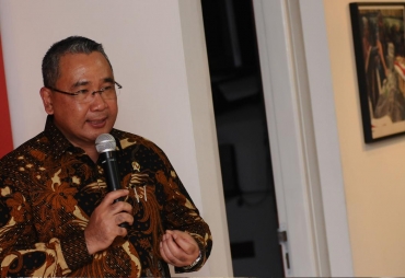 Menteri Desa, PDT dan Transmigrasi, Eko Putro Sandjojo memberi sambutan pada Peluncuran Buku Danau Toba dan Mangongkal Holi di Jakarta, Kamis (24/8). Peluncuran diwarnai pameran foto budaya Batak. (LIputan6.com/Helmi Fithriansyah)