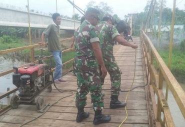 Muspika Pirak Timu Perbaiki Jembatan