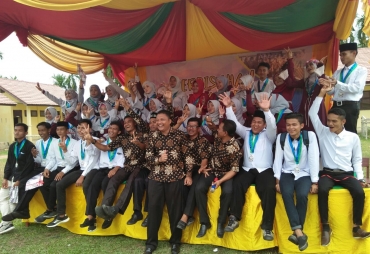 Kepala Sekolah SMAN I Pirak Timu Supri Ariadi, S.Pd Foto Bersama Siswa Angkatan Ke Empat