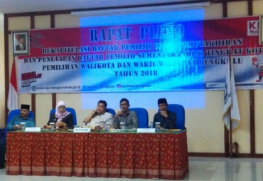 Komisioner KPU yang memimpin Rapat Pleno Rekapitulasi DPS tingkat Kota