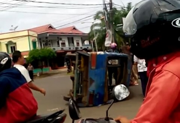 tampak mobil terguling akibat tabrakan
