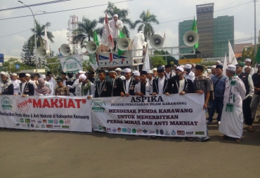 Aliansi ormas islam karawang saat lakukan unjuk rasa di depan kantor bupati