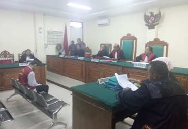 Tampak Terdakwa Dimas Pembunuhan Auzia sedang menjalani sidan perdana