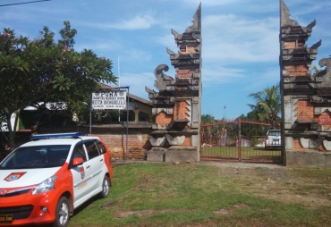 BIDDOKKES dan PAM OBVIT bersiaga di depan pintu masuk Pura Santhi Muara Dipa demi menjaga keamanan dan keberlangsungan kegiatan Nyepi. 