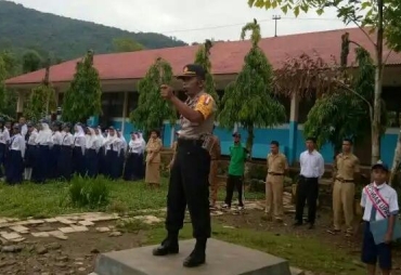Kasat Binmas Polres Luwu Utara AKP. Wake Andi Maming mengunjungi UPT SMP Negeri 1 Sabbang