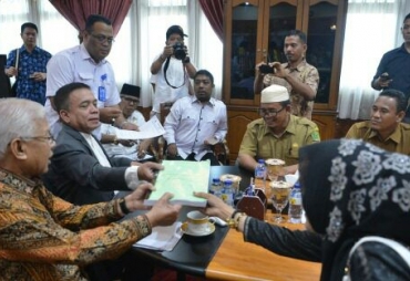 Gubernur Aceh Irwandi Yusuf Menerima Delegasi Guru Honorer Di Ruang Kerjanya