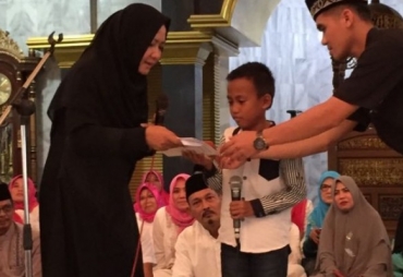 Tampak Bupati Tuba Menyantuni Anak SD