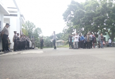 Puluhan massa dari mahasiswa yang tergabung dalam Kelompok Study dan Advokasi (KSA) Bengkulu mendatangi Kantor Gubernur