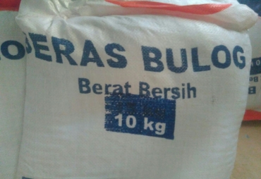 kemasan beras bulog yang di duga timbangannya kurang dari 10 kg