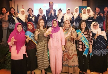 Ny. Sariati Terkelin Brahmana foto bersama