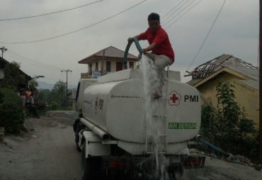 Tampak Mobil PMI Membersikan Debu